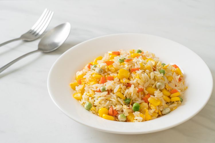 Resep Nasi Goreng Rice Cooker Praktis dengan Topping Komplet