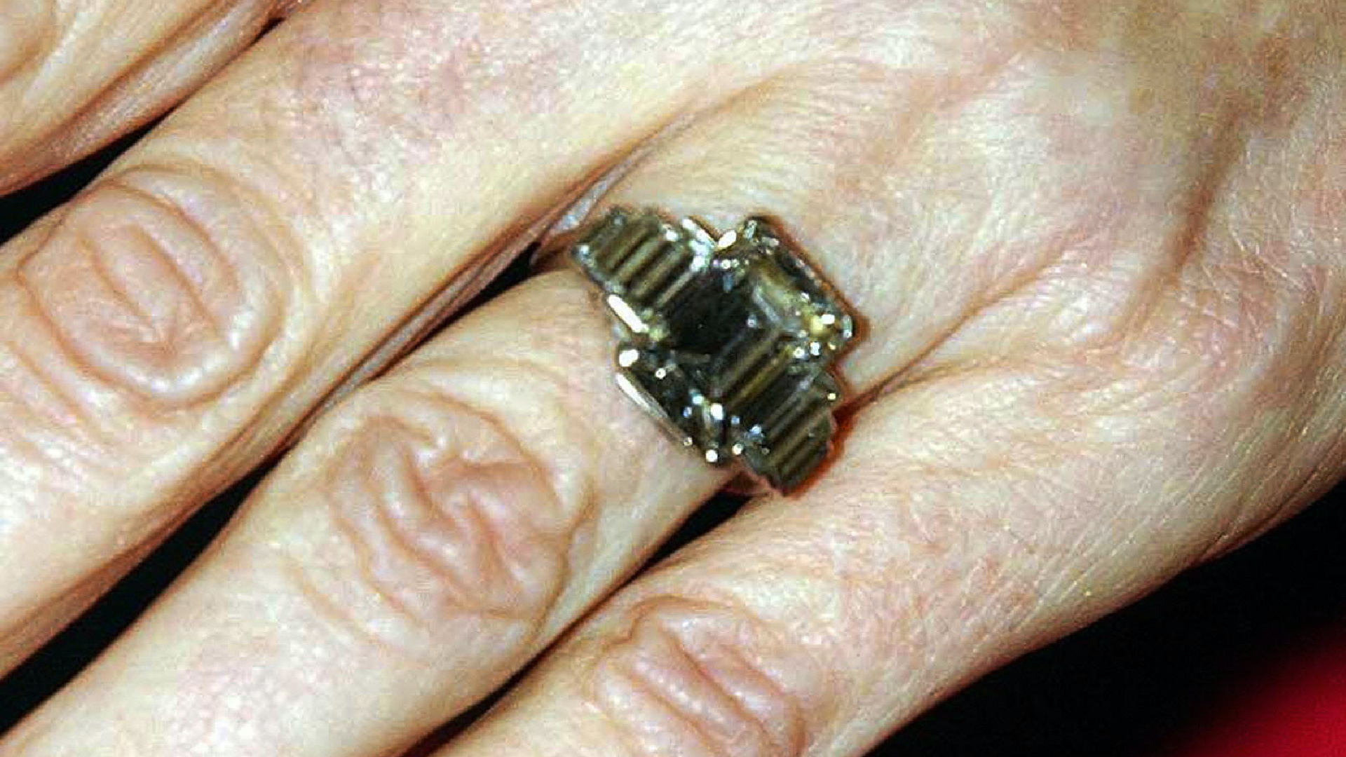 <p>El anillo presenta un diamante de talla esmeralda de cinco quilates en el centro, que se combina con una alianza de oro platino y tres diamantes impresionantes a cada lado. La pareja se casó en una ceremonia civil en 2005.</p>