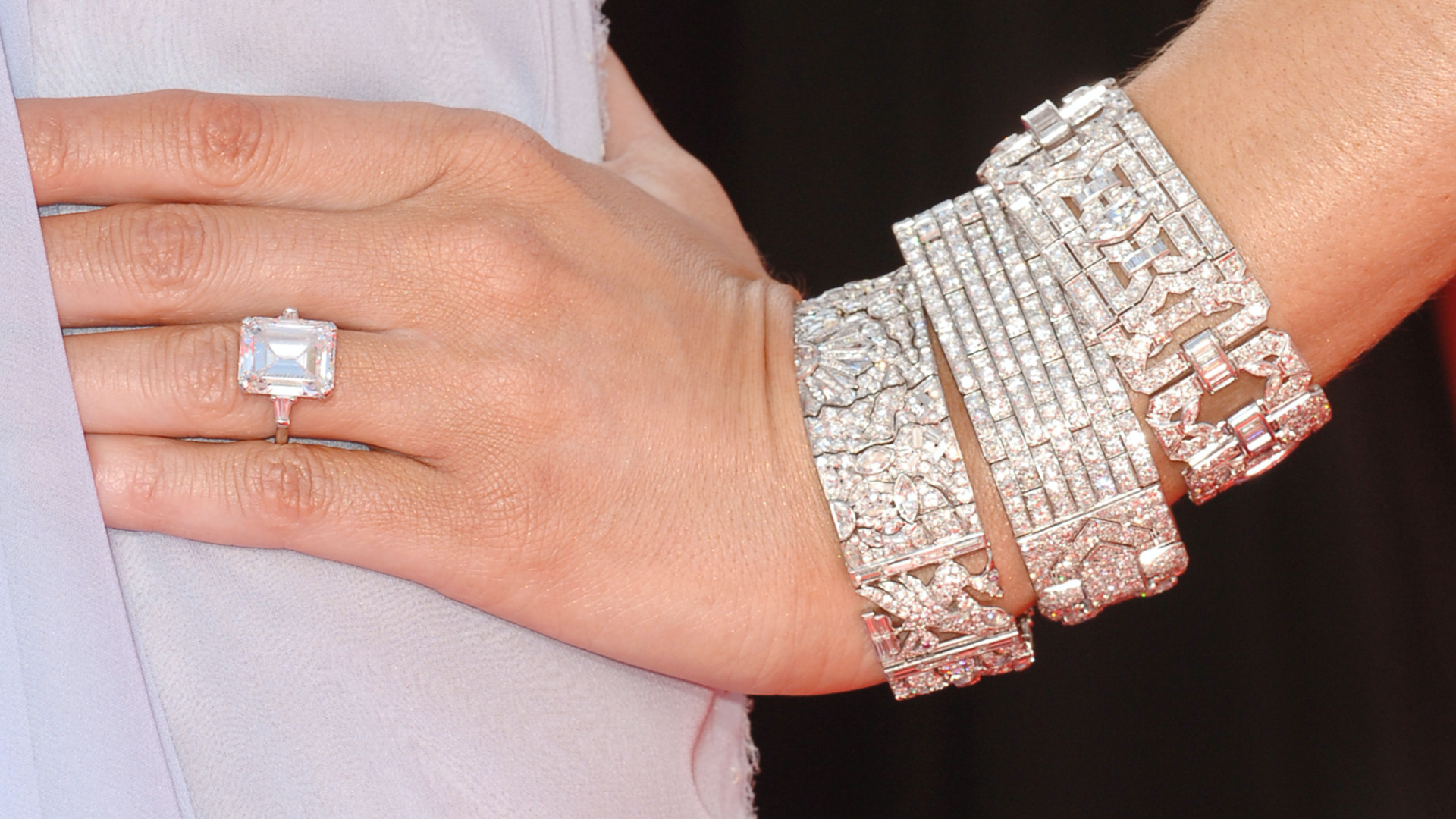 <p>Para su décimo aniversario, Melania Trump recibió una nueva joya 'de compromiso'. El nuevo anillo valía 3,5 millones de dólares y fue diseñado por los mismos joyeros. Cuenta con un diamante de 25 quilates mucho más grande, notablemente más grande que el anterior, pero es similar al anillo de compromiso original.</p>