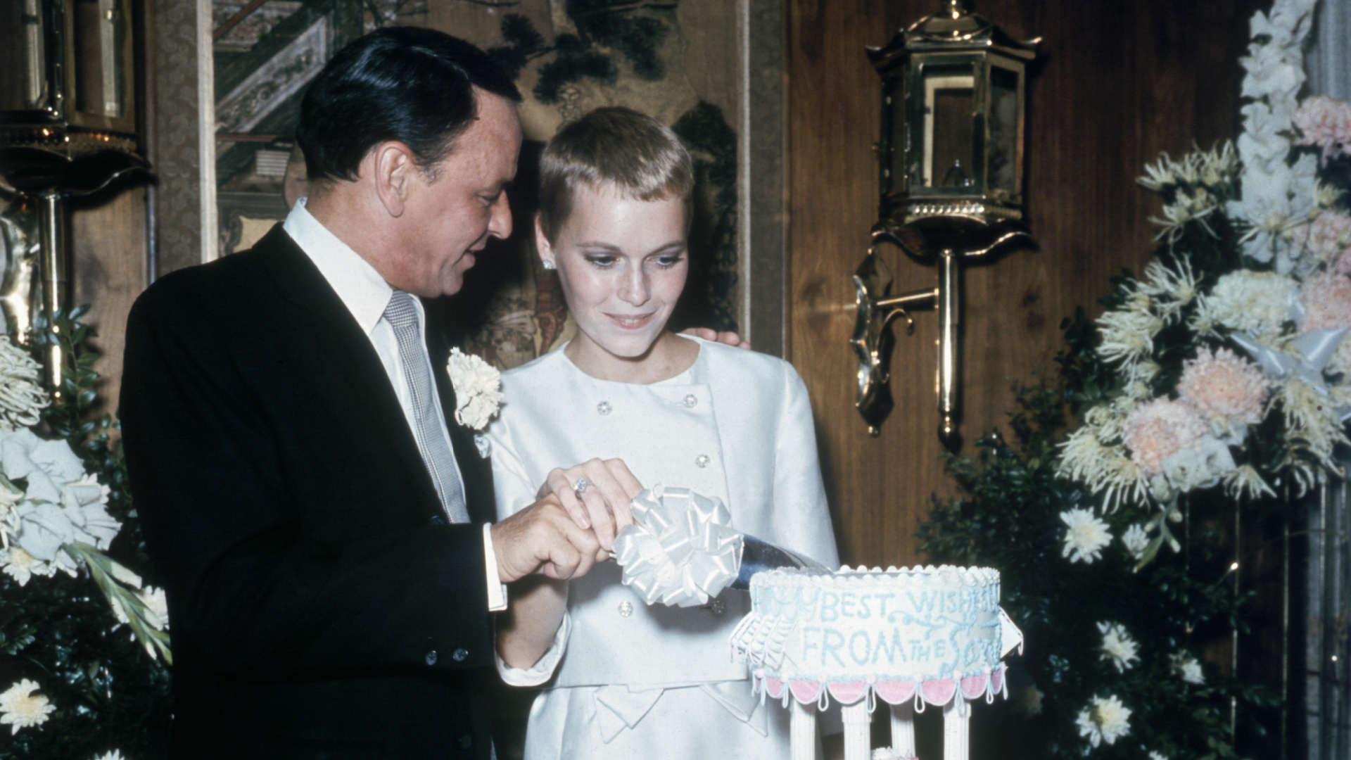 <p>Mia Farrow y Frank Sinatra se conocieron en 1964 en el set de una película y estaban completamente enamorados el uno del otro. Le regaló un hermoso anillo de compromiso y se casaron. Después de eso, Sinatra le pidió que renunciara a su trabajo, algo que fue rechazado por Farrow, que acabó poniéndole sobre la mesa los papeles del divorcio.</p>
