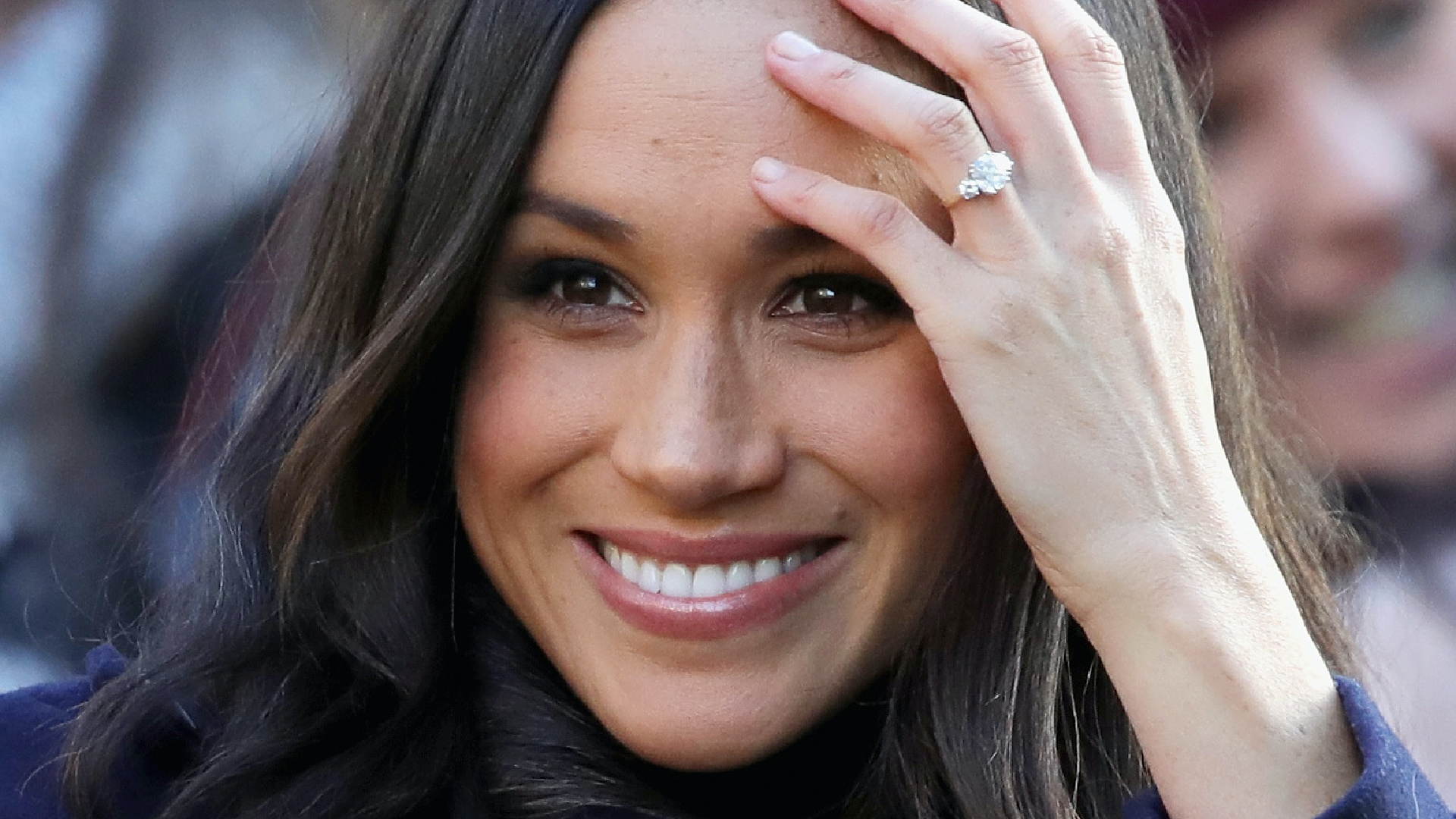 <p>En 2017, la actriz estadounidense se comprometió con uno de los solteros más deseados del mundo, el príncipe Harry de Inglaterra, duque de Sussex. El anillo que el nieto de Isabel II eligió para pedirle matrimonio fue diseñado por él mismo.</p>