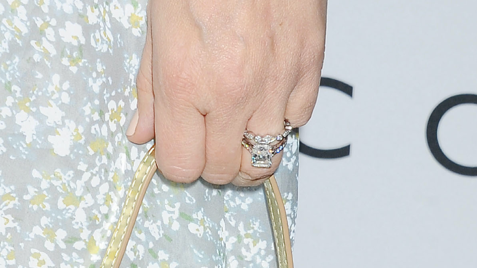 <p>El anillo de Drew Barrymore presenta un hermoso diamante de corte radiante que está ligeramente elevado por encima de la banda, con diamantes a su alrededor, lo que genera la cantidad justa de brillo. El anillo es completamente atemporal, por lo que se puede considerar que "siempre será clásico y contemporáneo a la vez".</p>