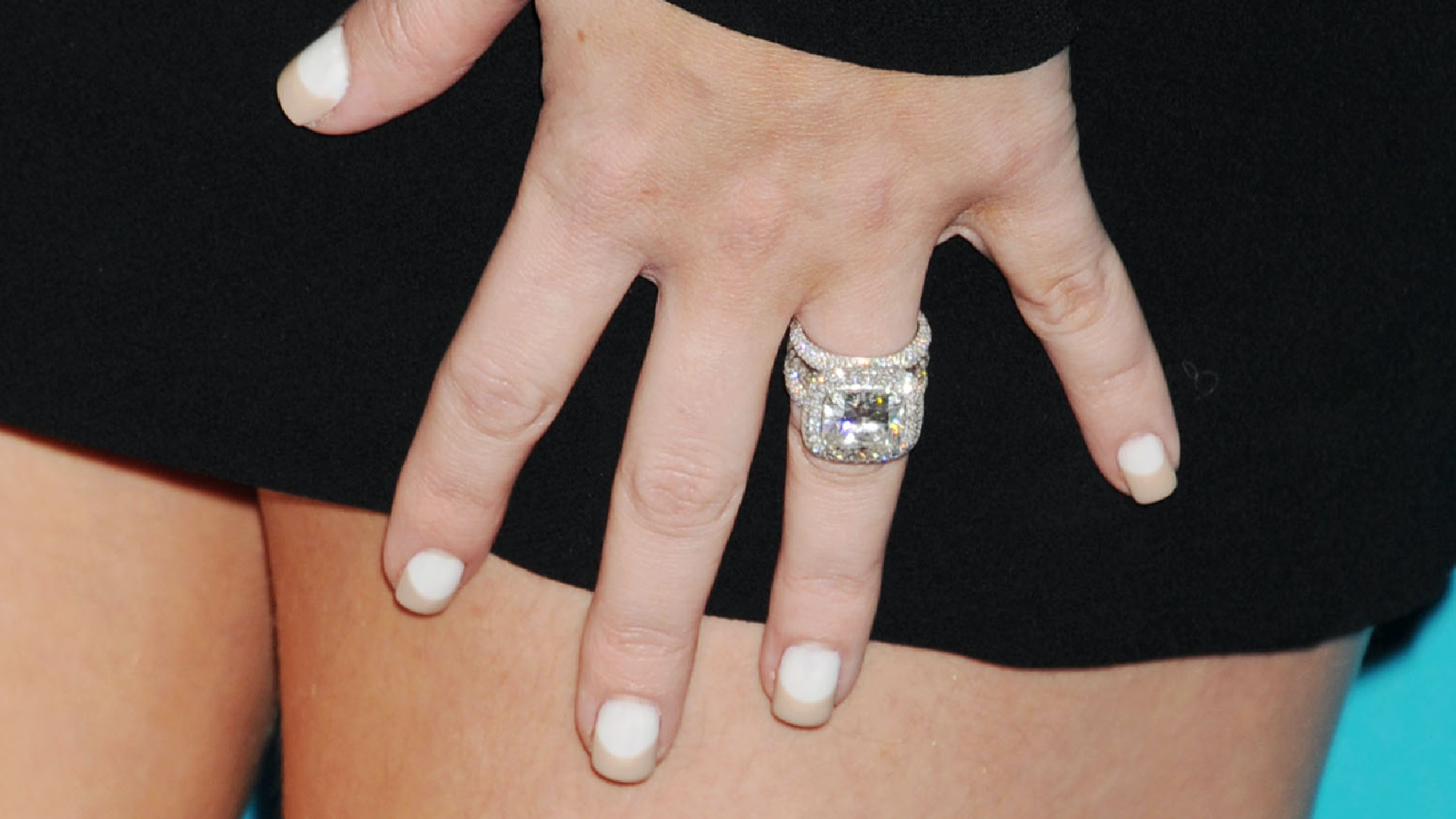 <p>Se estima que el anillo de Khloe Kardashian costó en torno a 850,000 dólares. Eso sí, una minucia si lo comparamos con el nuevo anillo que recibió de Tristan Thompson a principios de este año. Este último cuenta con una enorme piedra central en forma de pera, con dos diamantes de quilates más pequeños a cada lado que ha sido valorado en aproximadamente 2.5 millones de dólares.</p>