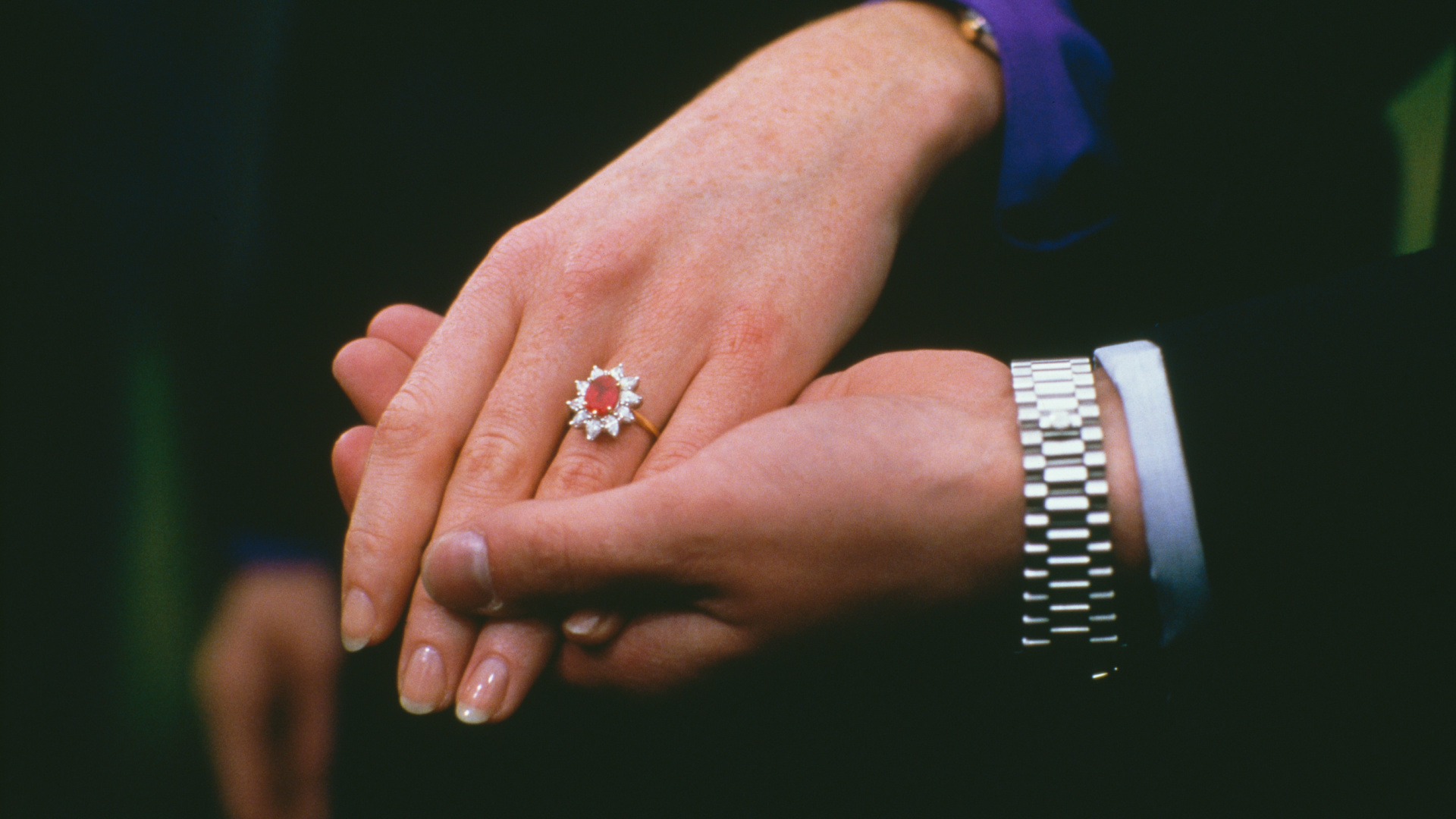 <p>El impresionante y colorido anillo de Sarah Ferguson presenta un enorme rubí birmano rodeado de diez diamantes brillantes. Las piedras forman un patrón de flores, dando nombre al estilo: un anillo de racimo. Las gemas preciosas están dispuestas en una banda de oro dorado y fueron elaboradas por los mismos joyeros que hicieron el icónico anillo que el príncipe Carlos le dio a la princesa Diana.</p>