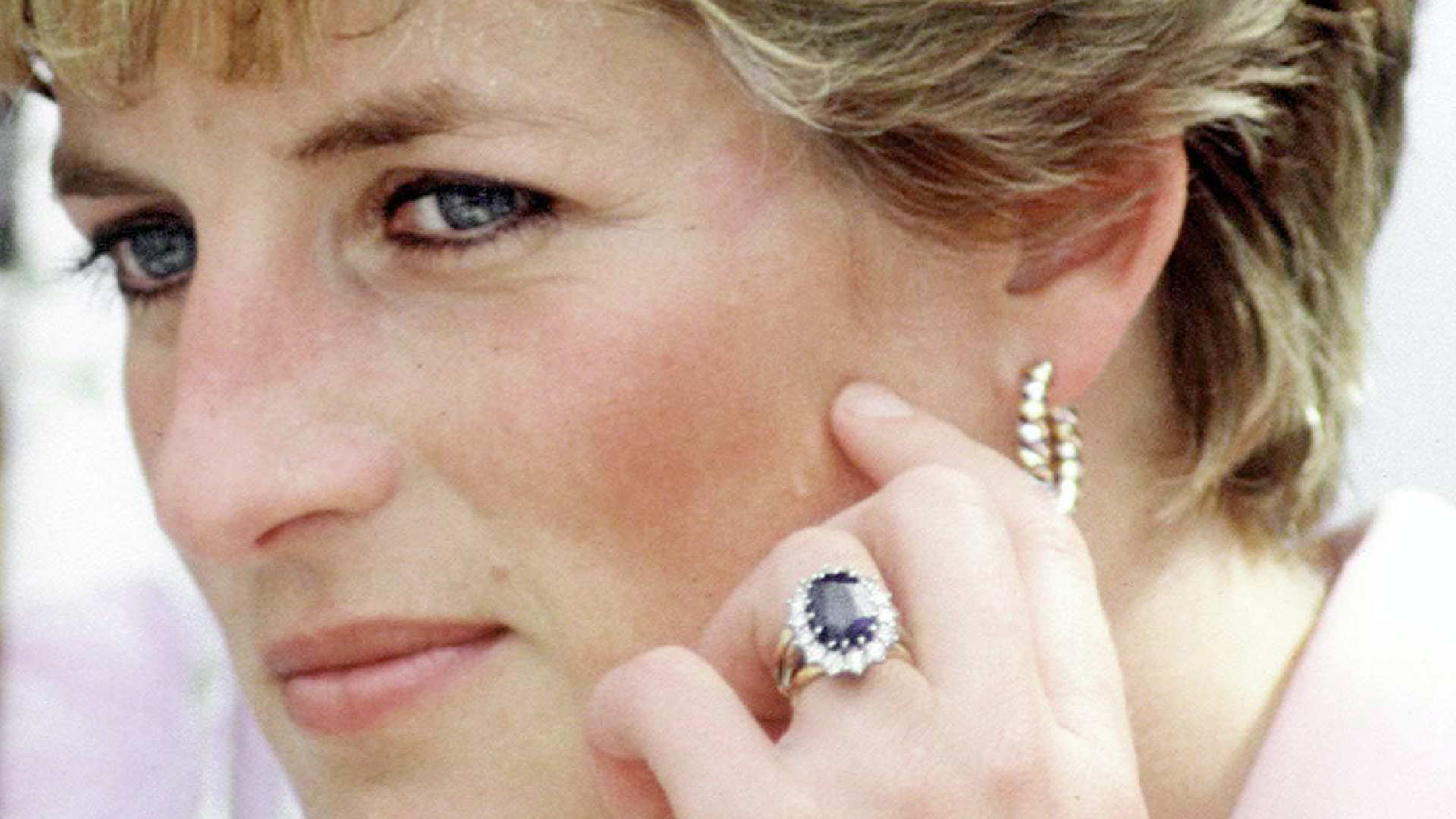 <p>El anillo de Kate Middleton perteneció antes que a ella a la princesa Diana, la madre de William. Curiosamente, cuando se comprometió con Su Alteza Real el Príncipe de Gales, Diana optó por elegir su propio anillo en lugar de una de las joyas reales. Curiosamente, el anillo pertenecía al príncipe Harry, pero en el momento en el que su hermano se prometió con Kate, no dudó en cedérselo para que ella lo usara.</p>