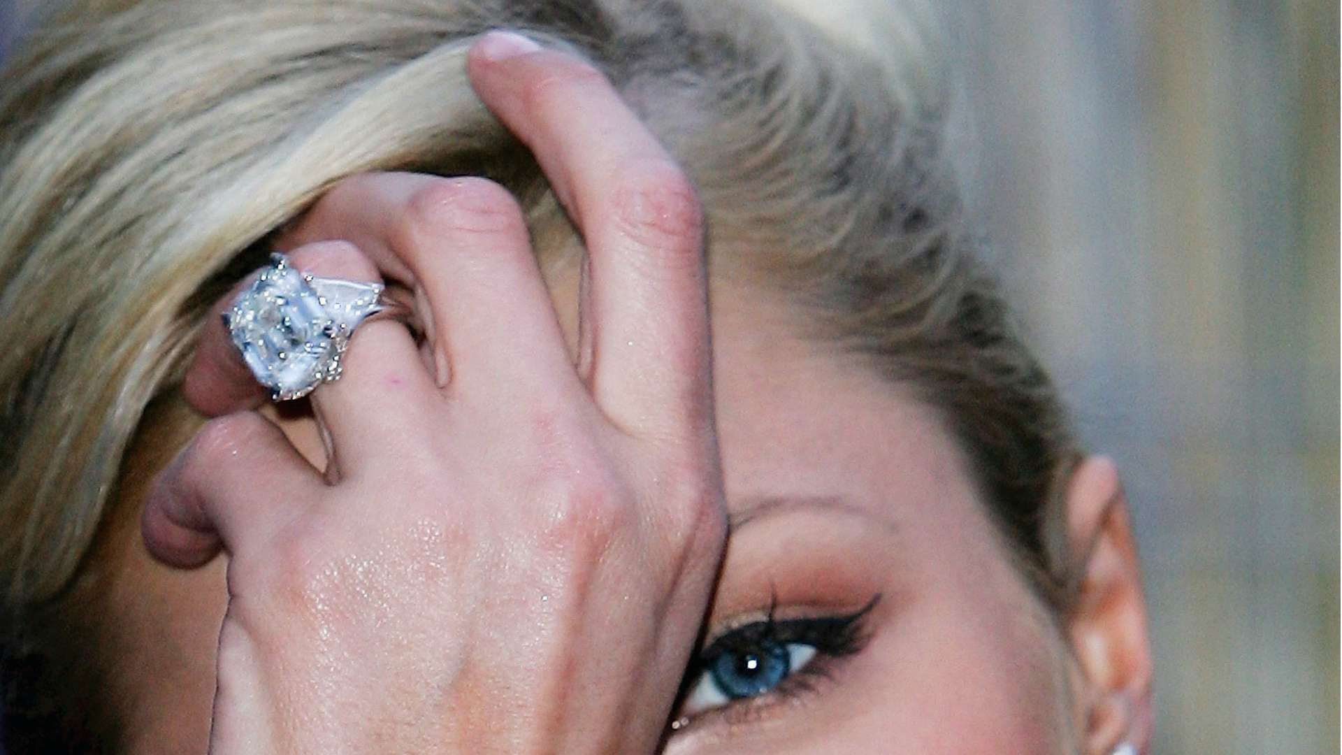 <p>Paris Hilton recibió en 2005 un anillo de 24 quilates de manos de su prometido Paris Latsis, una pieza que, supuestamente, le devolvió, y que costaba en torno a 5 millones de dólares. De hecho, Hilton eligió el anillo y el heredero griego le presentó 15 anillos de compromiso diferentes para elegir. Al final, ese mismo año cancelaron su compromiso.</p>