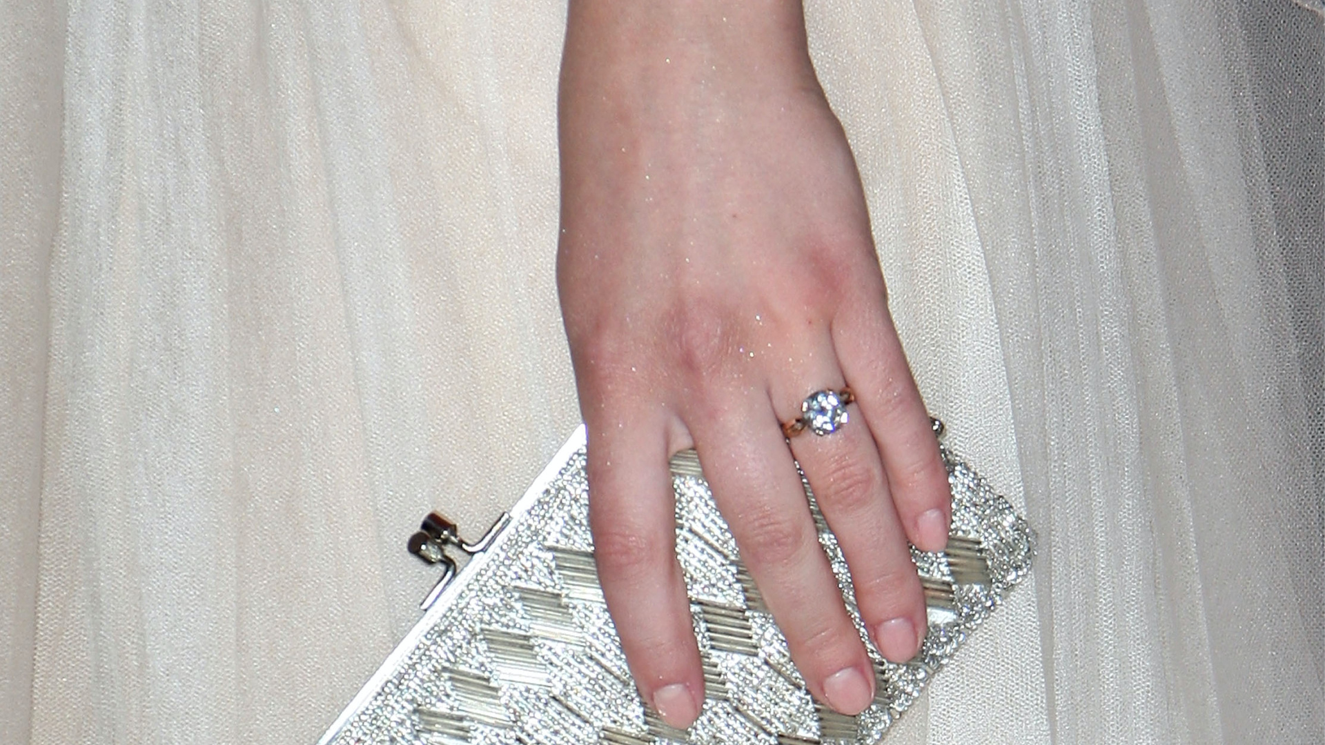 <p>Ryan Reynolds le propuso matrimonio a la actriz con un solitario de diamantes redondos engastados en una banda de oro retorcida y, aunque su nuevo anillo de compromiso era espectacular, tenía sin embargo mucha clase y delicadeza. Se dice que es un anillo de oro de 18 quilates con un precio que rondaría las 75.000 libras esterlinas.</p>