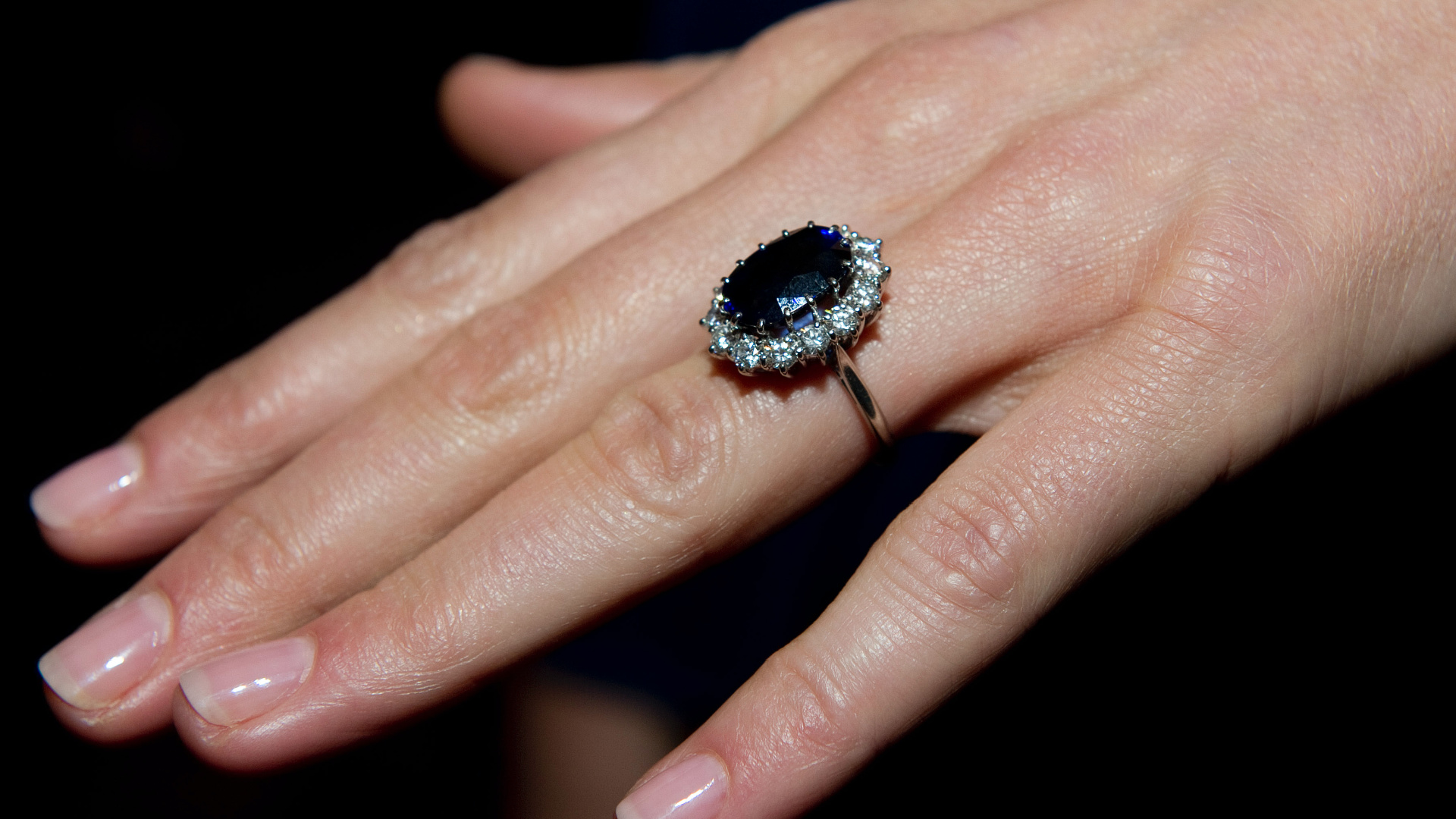 <p>El anillo de compromiso de Kate Middleton tiene un gran zafiro azul ovalado de 12 quilates que está rodeado por una corona con catorce diamantes. El engaste está realizado en oro blanco de 18 quilates. Los joyeros incluyeron pequeñas cuentas de platino en el cuerpo del anillo para hacerlo más pequeño y que se pudiera ajustar a los delgados dedos de la duquesa.</p>
