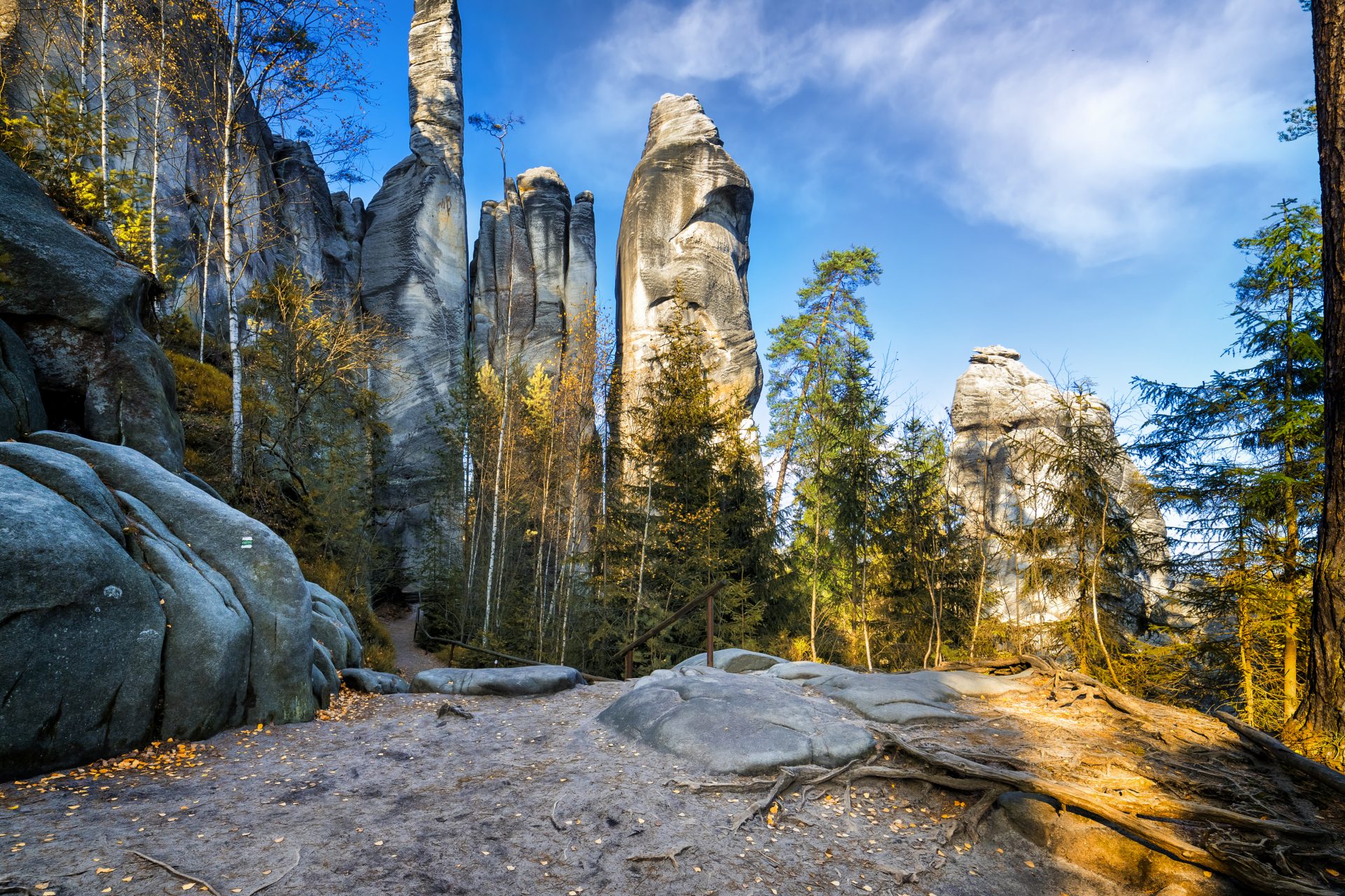 <p>True works of art of nature, these rocks are sandstone formations that have very particular shapes and are worth seeing if you travel to the Czech Republic. The hiking trail that crosses them extends over a distance of 6 kilometers and is considered easy. It will leave you with your eyes wide open!</p>