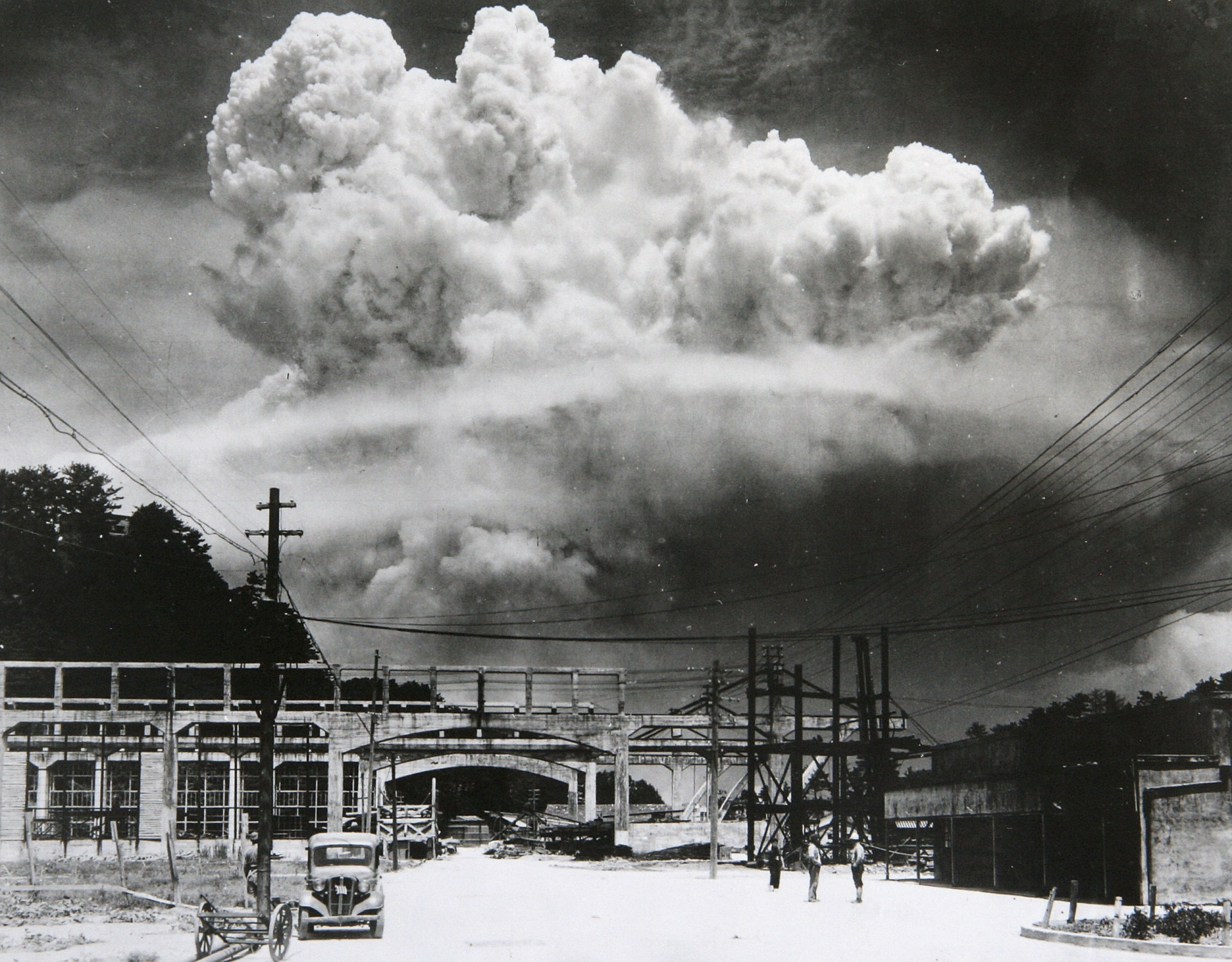 <p>Am 6. und 9. August 1945 warfen die USA zwei der Bomben, die Oppenheimer mitentwickelt hatte, über <a href="https://de.starsinsider.com/lifestyle/387196/mehr-als-75-jahre-danach-unfassbare-fakten-ueber-hiroshima-und-nagasaki" rel="noopener">Hiroshima und Nagasaki</a> in Japan ab. Mindestens 110.000 Menschen wurden getötet.</p>