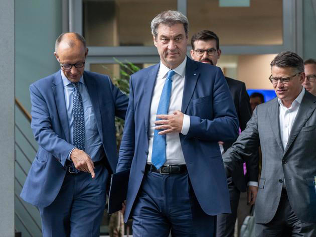 Friedrich Merz, Markus Söder und Boris Rhein (von links nach rechts) gehen nach der gemeinsamen Präsidiumssitzung von CDU und CSU zur abschließenden Pressekonferenz. 