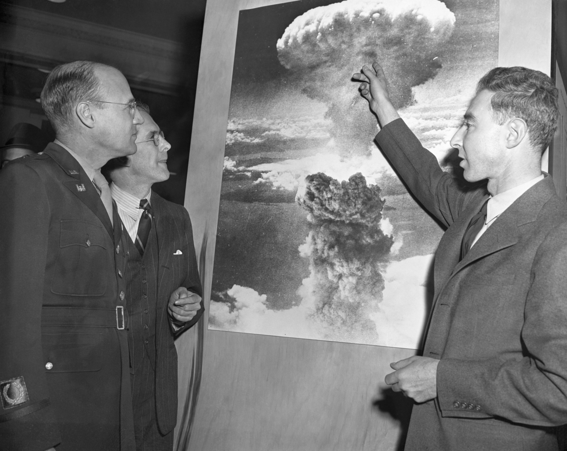 <p>In der Nacht der Bombardierung von Hiroshima wurde Oppenheimer von seinen wissenschaftlichen Partnern bejubelt und er verkündete, er bereue nur, dass die Bombe nicht rechtzeitig fertiggestellt worden war, um gegen Deutschland eingesetzt zu werden.</p><p>Sie können auch mögen:<a href="https://de.starsinsider.com/n/416781?utm_source=msn.com&utm_medium=display&utm_campaign=referral_description&utm_content=560638"> Wie sehen diese prominenten Kinder heute aus?</a></p>