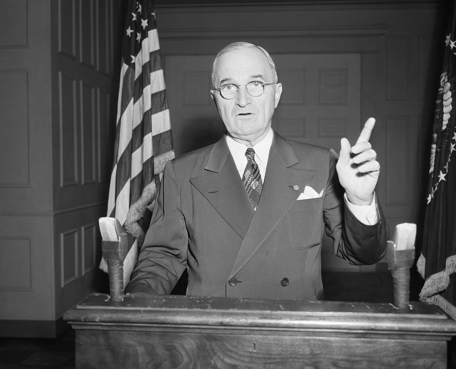 <p>Zwei Monate nach den Bombenangriffen auf Japan setzte sich Oppenheimer mit Truman zusammen und besprach mit ihm die Bedenken über einen möglichen künftigen Atomkrieg mit der UdSSR. Truman erinnerte sich später an dieses Treffen und schrieb in einem Brief, der Vater der Atombombe sei ein "weinerlicher Wissenschaftler".</p>
