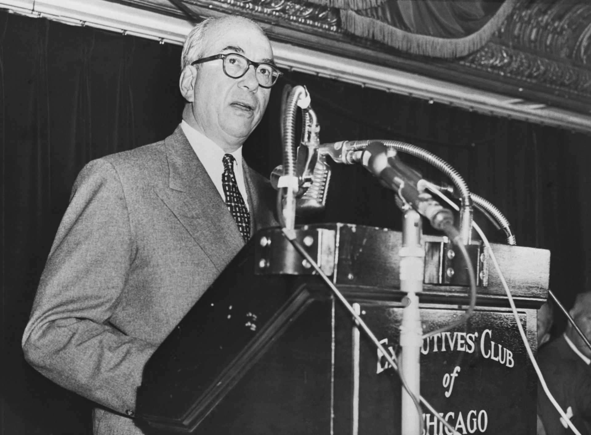 <p>Der Geschäftsmann Lewis Strauss (im Bild), der 1953 Vorsitzender der AEC wurde, mochte Oppenheimers Widerstand gegen die Wasserstoffbombe nicht. Es wurde eine Sicherheitsanhörung durchgeführt, um Oppenheimers Loyalität zu untersuchen.</p>