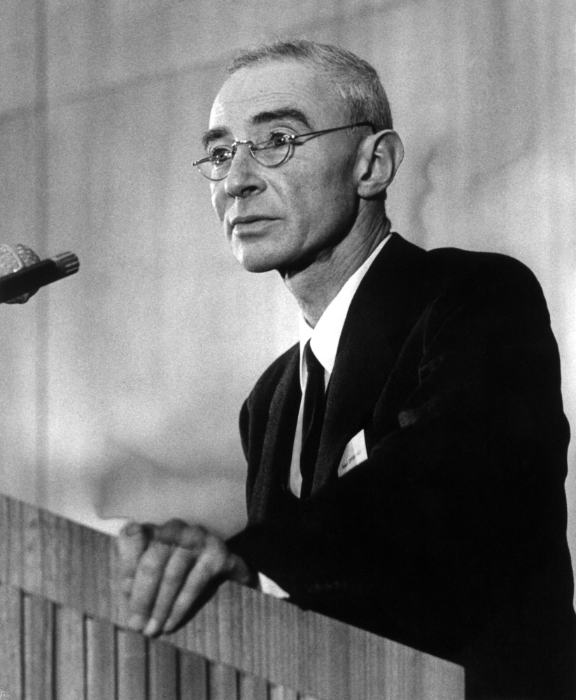 <p>Trotzdem sprach und schrieb Oppenheimer für den Rest seines Lebens weiter über Physik und Nukleartechnologie.</p>