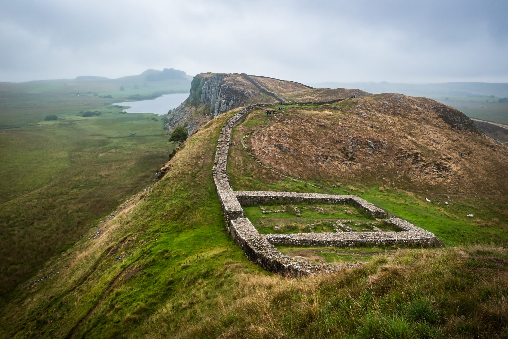 <p>This 135-kilometer trail follows Hadrian's Wall, a stone fortification built in Roman times, listed as a UNESCO World Heritage Site. The tour takes place in the middle of the British countryside and the historical remains of the United Kingdom. It is undoubtedly the easiest hike in the country, but also one of its richest, culturally.</p>