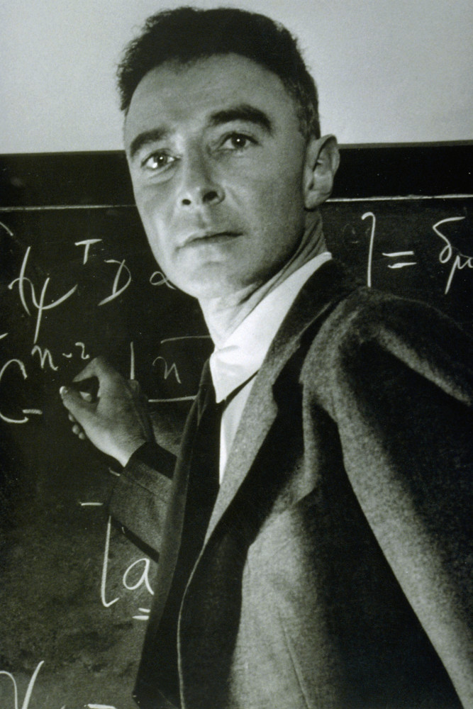 <p>Nachdem er in die Astrophysik eingeführt worden war, begann Oppenheimer, Abhandlungen über theoretische kosmische Objekte zu veröffentlichen. Im Jahr 1939 veröffentlichte er einen Aufsatz, in dem er die Existenz dessen theoretisierte, was wir heute als schwarze Löcher kennen.</p>
