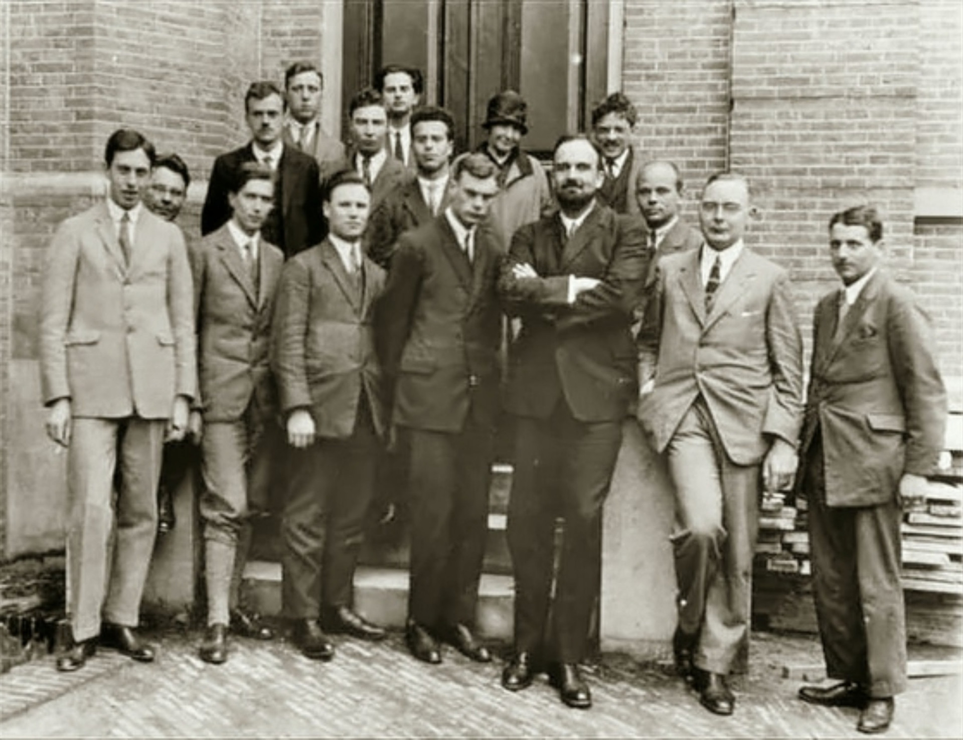<p>Oppenheimer erhielt einen Bachelorabschluss in Chemie von der Universität Harvard im Jahr 1925 und einen Doktortitel in Physik von der deutschen Universität Göttingen im Jahr 1927. Hier sieht man ihn im Jahr 1926 im niederländischen Leiden. Er steht in der mittleren Reihe, der zweite von links.</p>