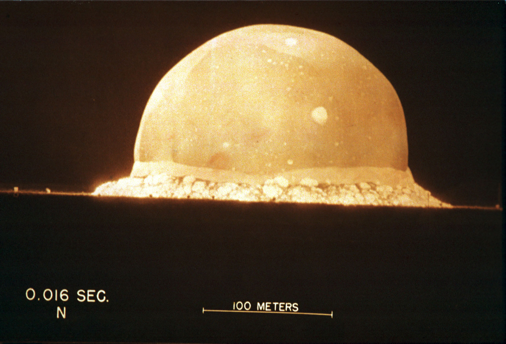 <p>Am 16. Juli 1945 versammelten sich Oppenheimer und andere auf dem Trinity-Testgelände südlich von Los Alamos, um den weltweit ersten Versuch einer Atomexplosion durchzuführen. Der Test, der im Geheimen durchgeführt wurde, funktionierte.</p><p>Sie können auch mögen:<a href="https://de.starsinsider.com/n/405667?utm_source=msn.com&utm_medium=display&utm_campaign=referral_description&utm_content=560638"> Disney-Stars damals und heute</a></p>
