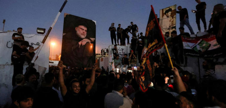 Anhänger von Schiitenführer Muktada al-Sadr jubeln nach der Erstürmung der schwedischen Botschaft in Bagdad REUTERS
