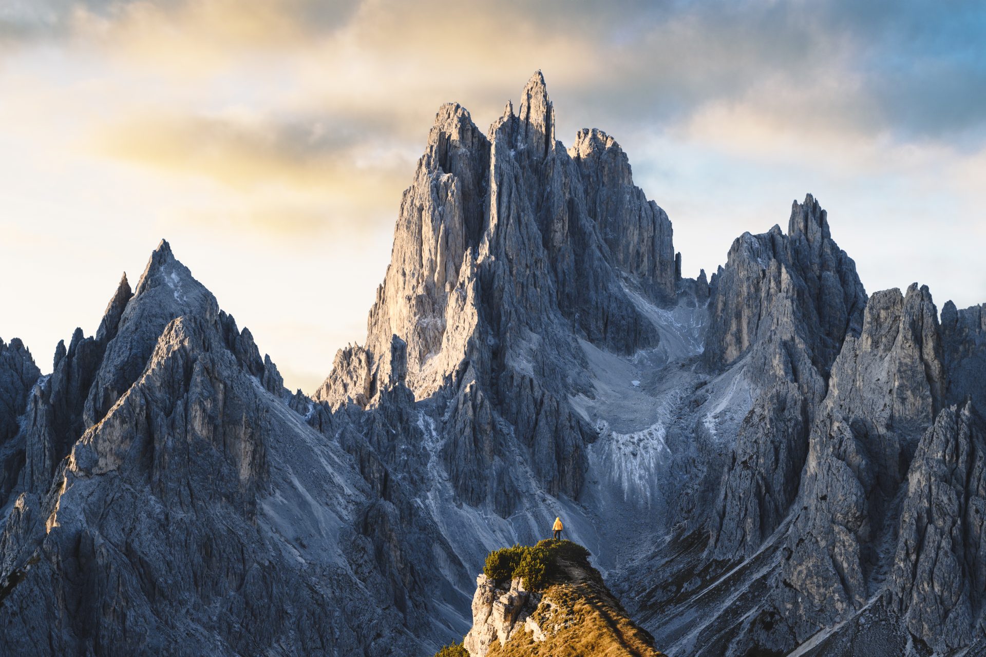 <p>In northern Italy, the Dolomites are a set of 20 peaks culminating at an altitude of over 3,000 meters, famous for their verticality. There are several routes between its walls and peaks, to choose from depending on your level of hiking.</p>