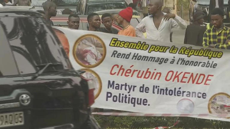 Des partisans de l'opposition dénonçant l'assassinat de Chérubin Okende à Kinshasa