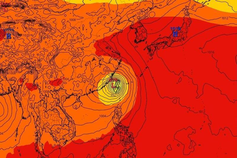根據歐洲模式最新預測，可能成為今年5號颱風的杜蘇芮路徑大修，恐直接侵台。（翻攝自「台灣颱風論壇｜天氣特急」臉書）