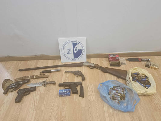 ΕΛ.ΑΣ: Σύλληψη δύο αλλοδαπών για κατοχή όπλων – Είχαν και κλεμμένο πιστόλι αστυνομικού