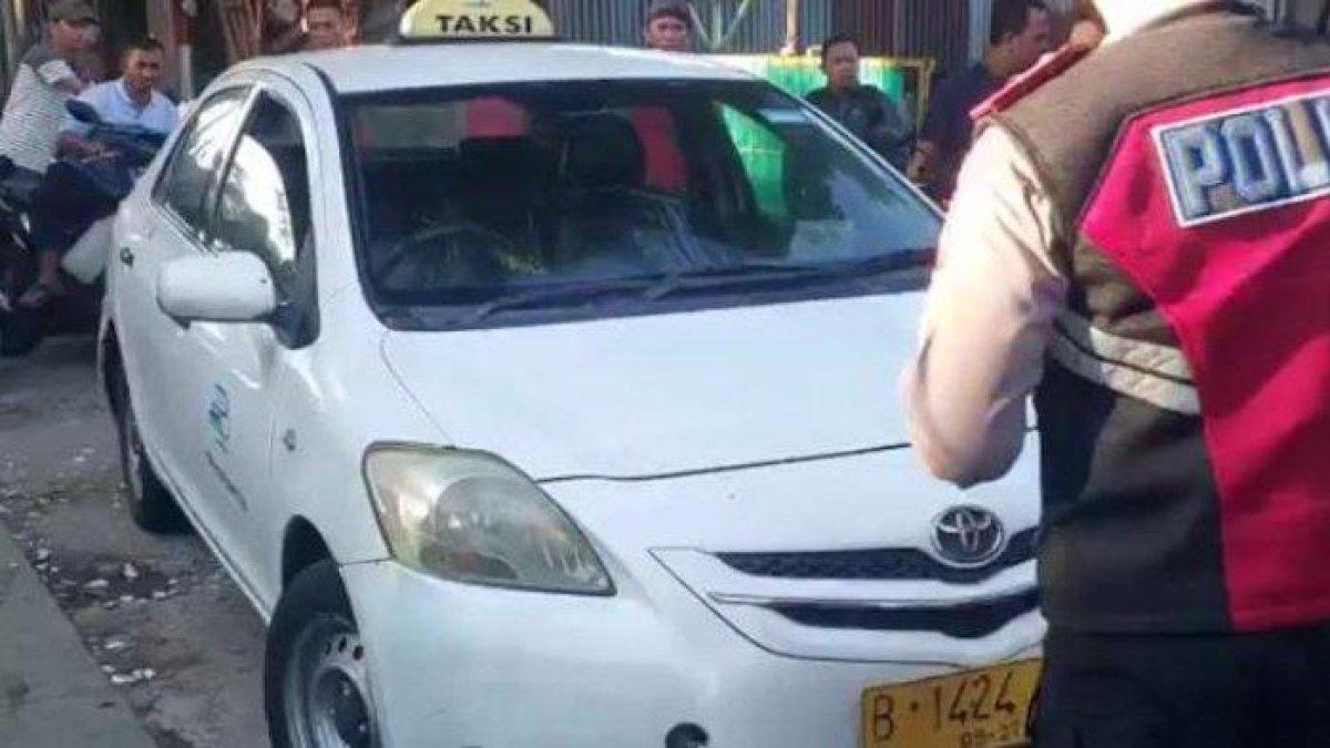 detik-detik wanita kabur and loncat dari taksi yang sedang melaju,murka digetok tarif selangit:kritis