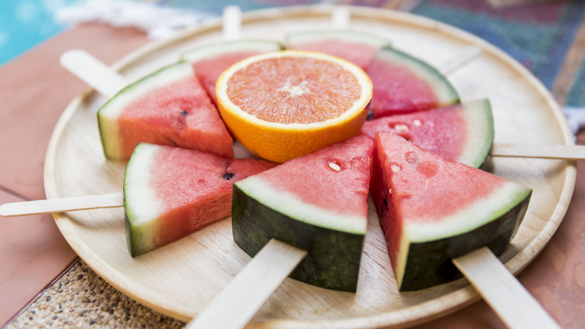 jak poznat dobrý meloun? plnou zralost a tak akorát sladkou chuť prozradí tvar plodu, barva slupky i pravidelnost pruhů