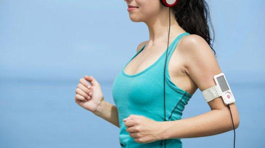 Ilustrasi orang yang sedang berolahraga dengan baju yang ketat sehingga bisa memicu banyak keringat dan bau ketiak. (kompas.com)