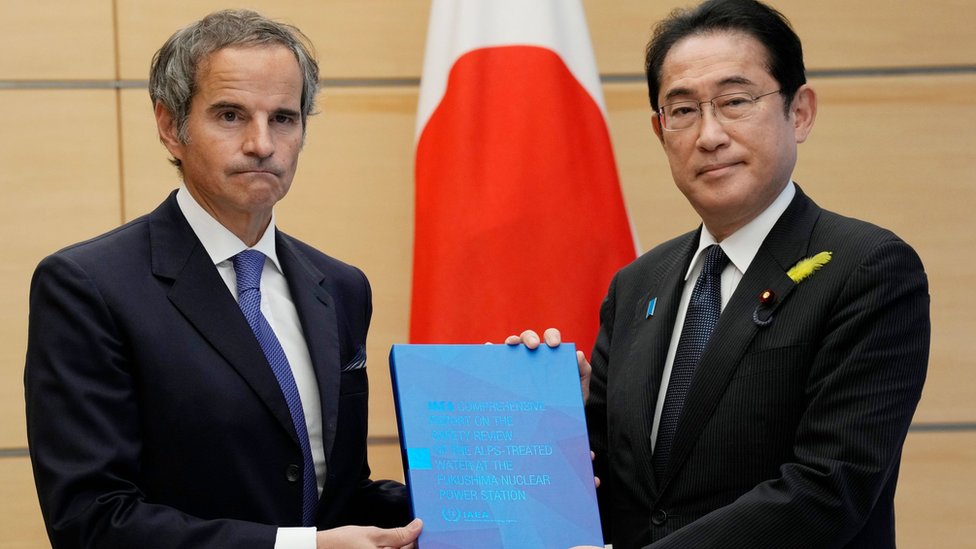 IAEA總幹事格羅西（左）到東京向日本首相岸田文雄（右）移交報告文本。中國官方媒體質疑IAEA在審查中的公正性。