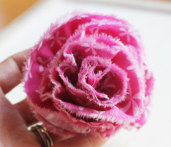 20 Beautiful Fabric Flower Tutorials