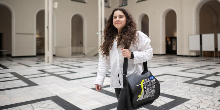 Adela Poteri in der Leibniz Universität Hannover. Die hochbegabte 13-jährige besucht Mathematik-Vorlesungen an der Uni. Julian Stratenschulte/dpa
