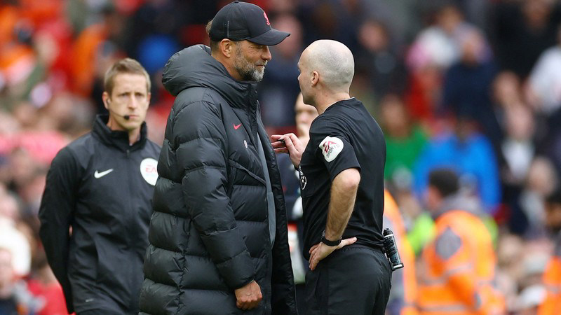 Premier League to clamp down on players harassing referees