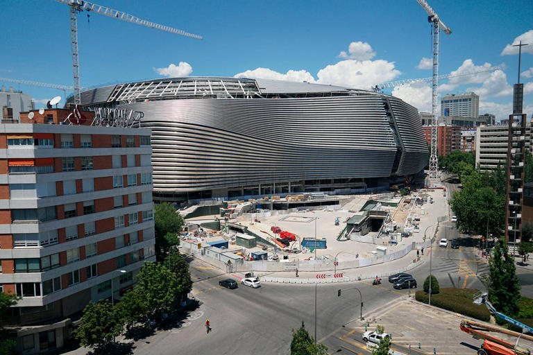 La fachada este del nuevo Bernabéu, vista desde la plaza de los Sagrados Corazones, punto de encuentro de los aficionados del Real Madrid para recibir al equipo en las previas de los grandes partidos.