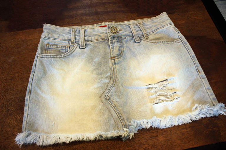 DIY Distressed Jeans: Step-by-Step Guide for Fashionable Worn Denim ...