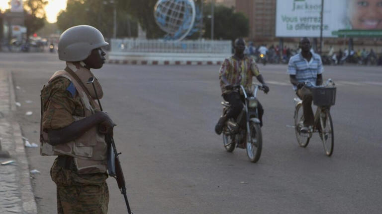 Un militaire burkinabè dans une rue de Ouagadougou, le 2 novembre 2014.