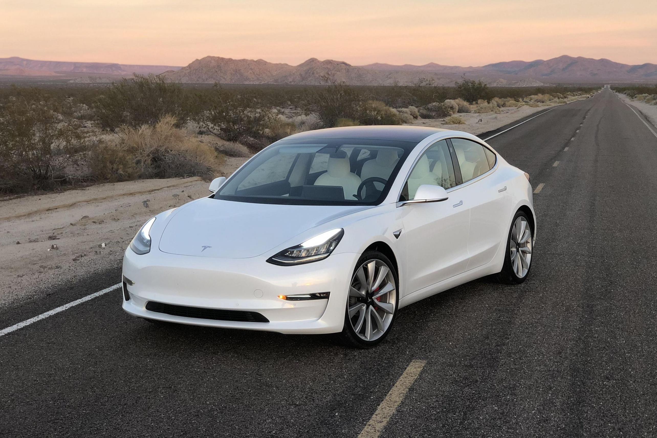 Tesla model 3 салатовая