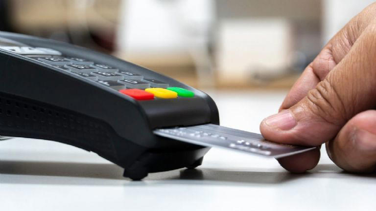Finanzas personales: consejos para no endeudarte con tu tarjeta de crédito. Foto: Canva