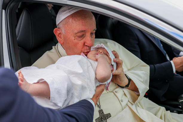 Papa Francisco abençoa bebé (José Sena Goulão/LUSA)