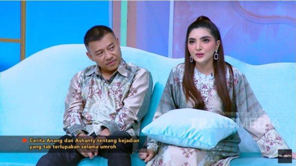 5 pasangan artis indonesia yang menjalani pernikahan beda usia,ada yang terpaut 45 tahun