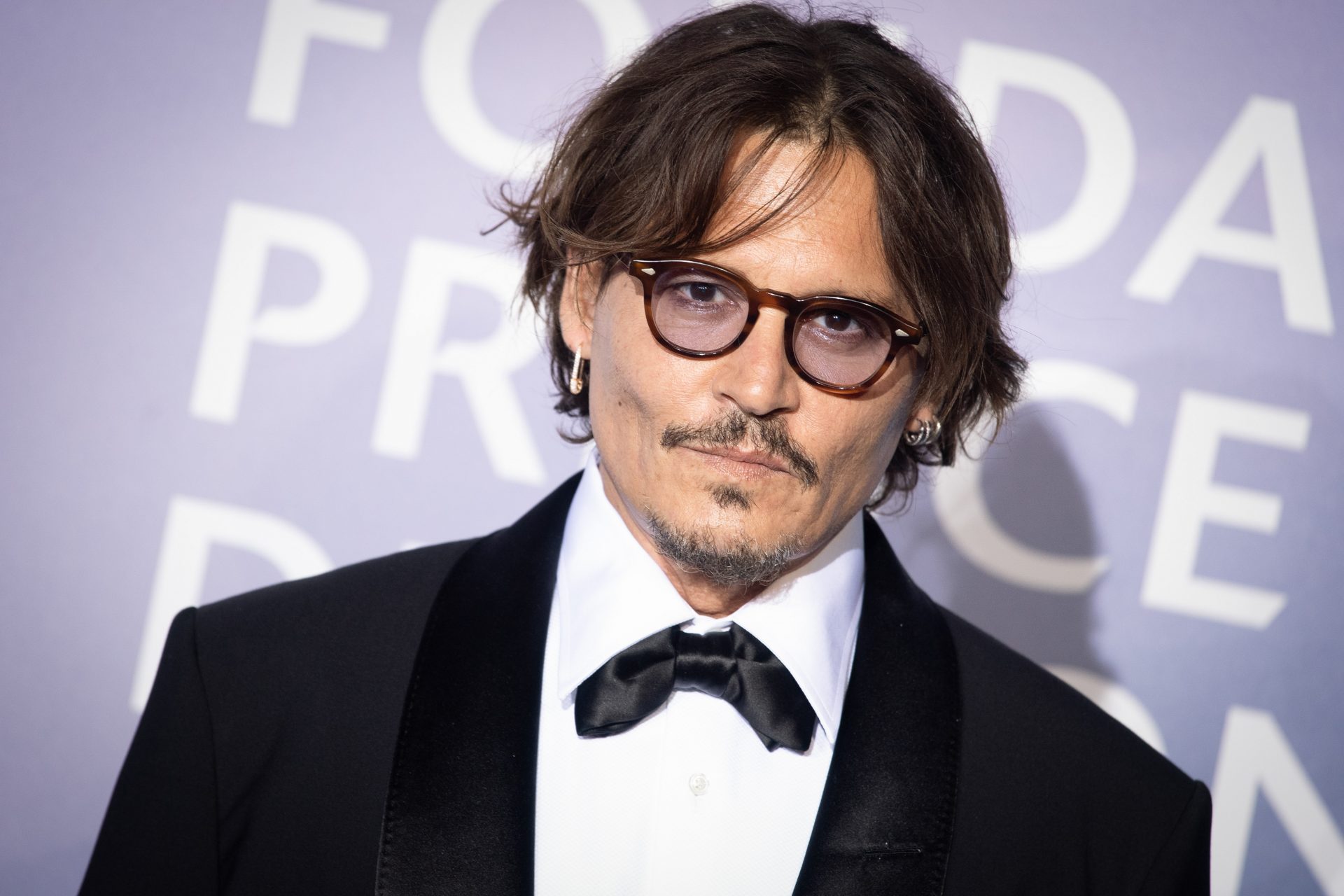 <p>Johnny Depp usou todos os tipos de bigodes e,  definitivamente, todos combinam com ele!</p>
