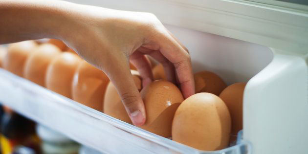 Por qué jamás debes guardar los huevos en la puerta del frigorífico