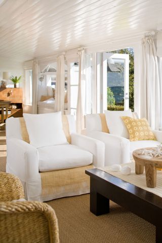 25 Laidback Coastal Living Room Ideas