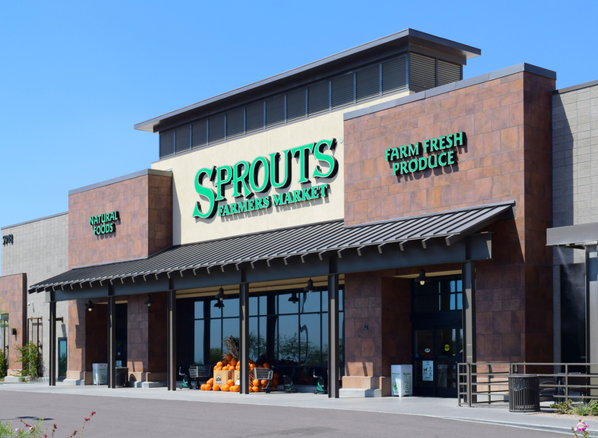 why shoppers are flocking to sprouts farmers market in droves