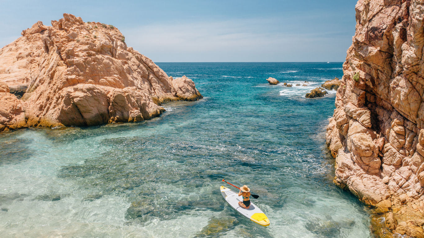 One of the most exciting ways to explore Los Cabos’ waters is via kayak or stand-up paddleboard (SUP), which allows you to explore the area’s protected coves and serene waters. You may even have the chance to see sea lions, sea birds, dolphins, or whales when the season is right.