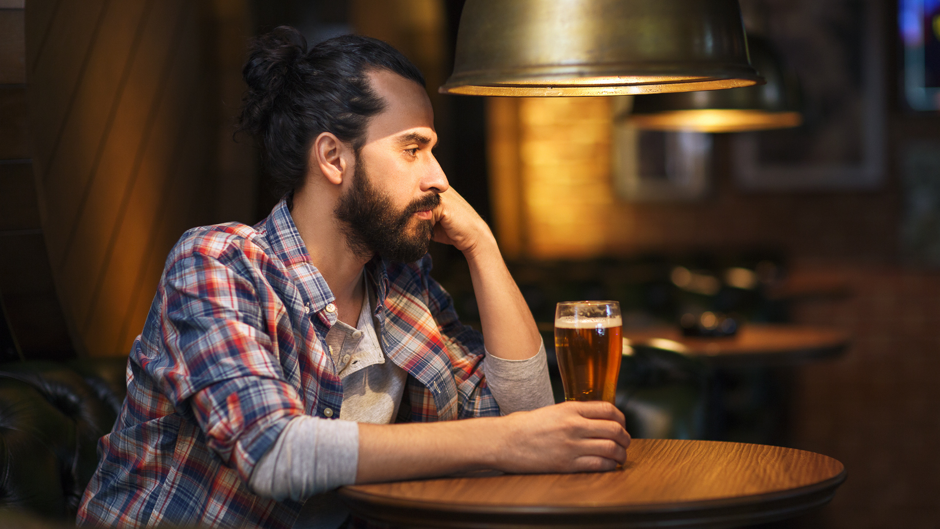 Bar guy. Одинокий человек в баре. Одинокий парень в баре. Фото одинокого мужчины в баре. Одинокий паб.