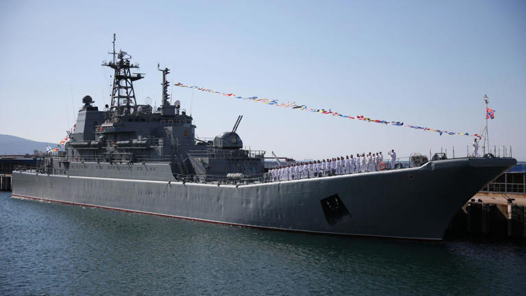 Navio de guerra russo visto a afundar-se no Mar Negro após ataque ucraniano com drones marítimos a importante base naval