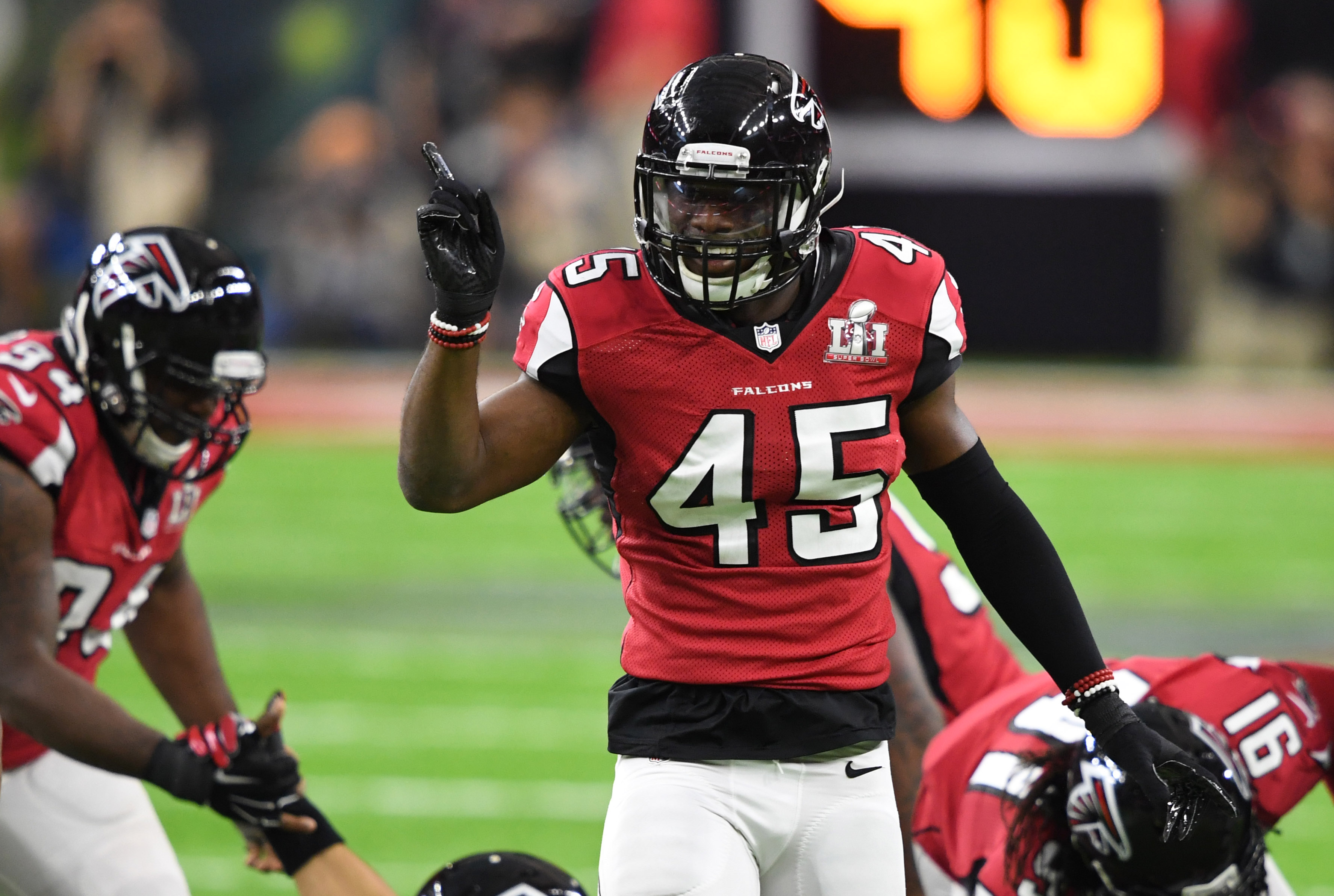 Майк спорт. Deion Jones. Браун Атланта. Josiah Blount. Deion Jones Football.